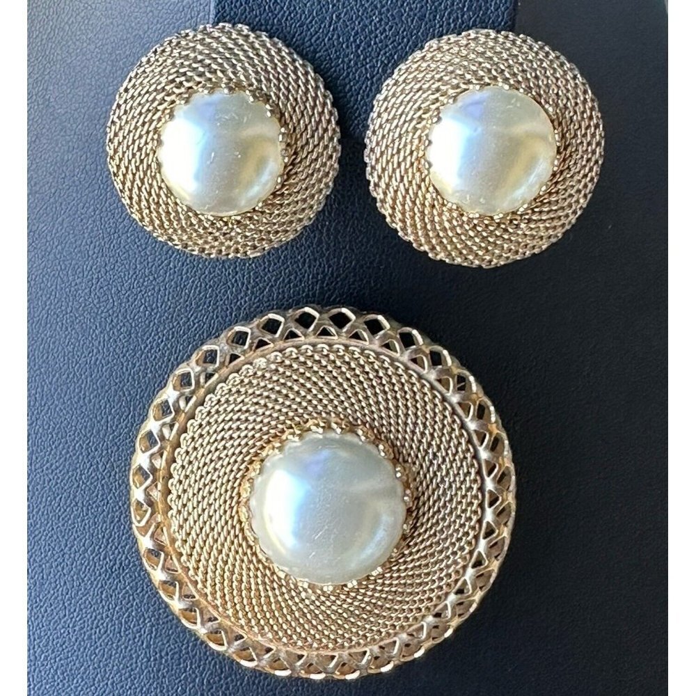VTG Coro Clip Button‎ Earrings w 1.75 Inch Pendant Mesh Blister Faux Pearl Gold